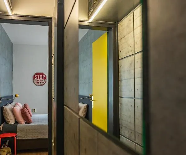 Urban Style In The Centre Apartment Warna